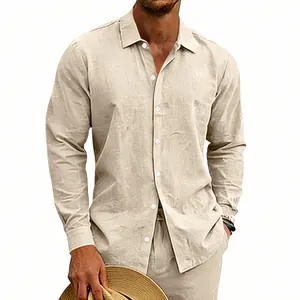 Detail eines beigen Herren-Baumwoll-Leinen-Langarmshirts mit atmungsaktivem Stoff.