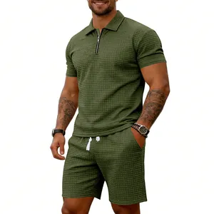Détail de l'ensemble pour hommes en maille gaufrée olive avec polo zippé