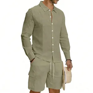 Vista dettagliata set camicia lino manica lunga e pantaloncini cargo uomo da spiaggia