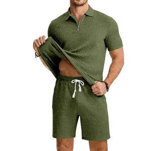 Gros plan d'un ensemble 2 pièces vert olive pour homme en maille gaufrée avec polo zippé