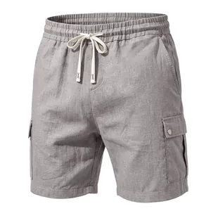 Vue détaillée du short cargo gris en coton et lin avec taille à cordon et poches à rabat.