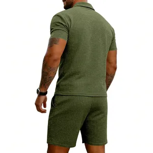 Vue arrière d'un ensemble polo et short vert olive en maille gaufrée pour hommes