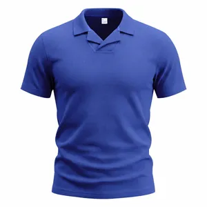 Detalle de polo azul para hombre con cuello cubano y textura de punto tipo gofre única