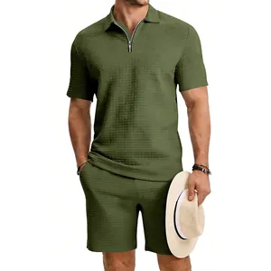 Vue détaillée de l'ensemble polo et short en tricot gaufré vert olive pour homme