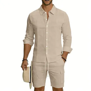Dettaglio completo da uomo in lino beige con camicia e pantaloncini cargo per la spiaggia