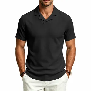 Detalle de polo negro para hombre con punto de textura vertical y cuello cubano