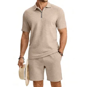 Gros plan sur l'ensemble deux pièces gaufré beige pour homme avec polo et short.