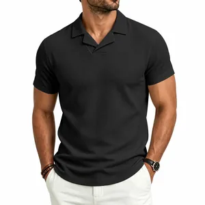 Primer plano de polo de punto con textura vertical negra y cuello cubano en V para hombre