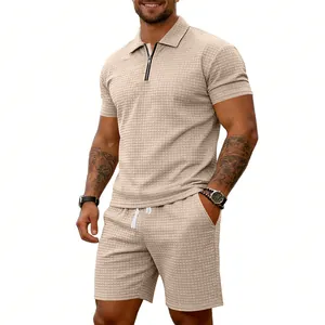 Détail de la texture gaufrée de cet ensemble polo et short beige pour hommes