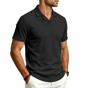 Vista detallada de polo de punto negro para hombre con cuello cubano y textura vertical