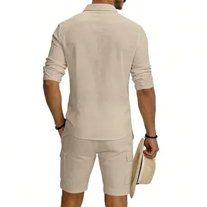 Vista posteriore del set camicia di lino beige e pantaloncini cargo da uomo per la spiaggia
