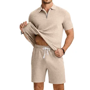 Vue détaillée de l'ensemble polo et short en tricot gaufré beige pour homme avec zip.