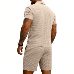 Vue arrière d'un ensemble beige pour homme avec texture jacquard à petits carreaux