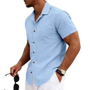 Seitenansicht-Detail eines hellblauen Herren-Freizeithemds mit Brusttasche und Knöpfen