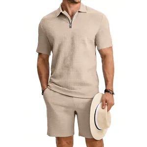 Ensemble d'été deux pièces pour hommes avec polo en jacquard et short assorti beige