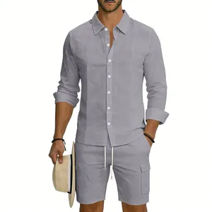 Dettaglio completo del set uomo camicia in lino a maniche lunghe e pantaloncini grigi