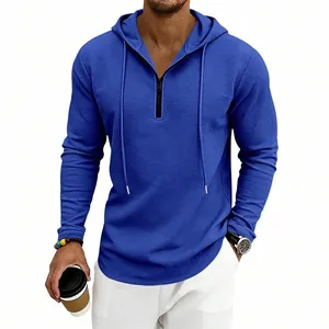 Dettaglio felpa con cappuccio blu in maglia a nido d'ape con mezza zip e coulisse