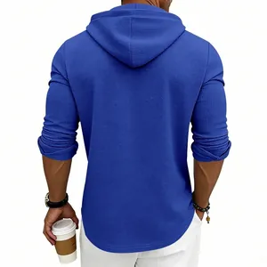 Vista posteriore dettagliata della felpa blu con cappuccio in maglia a nido d'ape