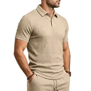 Gros plan sur un polo beige pour homme avec une texture jacquard géométrique complexe