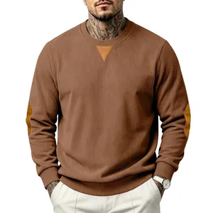 Detailweergave van bruine corduroy sweatshirt met contrastrijke hals- en elleboogpatches