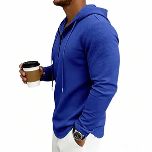 Vista dettagliata della felpa con cappuccio blu reale in maglia a nido d'ape da uomo.