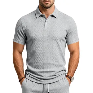 Détail de la texture d'un polo homme gris à motif jacquard géométrique d'été