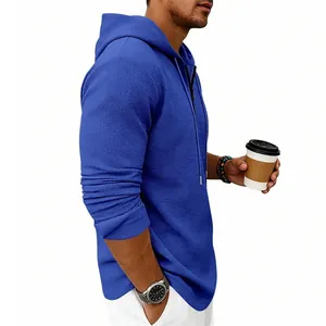 Vista dettagliata della felpa blu con cappuccio a nido d'ape, mezza zip e coulisse in evidenza