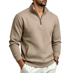 Primer plano de un jersey para hombre con media cremallera y diseño de textura de rejilla.