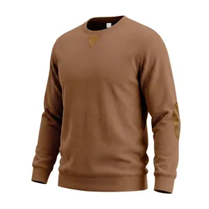 Detailweergave van de bruine corduroy herensweater met patches op de ellebogen