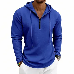 Dettaglio felpa con cappuccio blu da uomo in maglia a nido d'ape con mezza zip