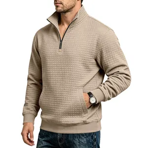 Detalle de la textura de punto tipo gofre en esta sudadera color caqui con cremallera corta