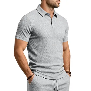 Détail d'un polo gris pour homme avec une texture géométrique tricotée élégante