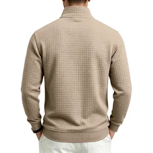 Vista detallada de la espalda de sudadera beige para hombre con media cremallera y tejido jacquard