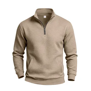 Detalle de sudadera beige jacquard con media cremallera y bolsillos dobles laterales