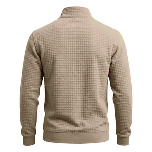 Vista posterior detallada de una sudadera para hombre en punto gofrado color caqui.