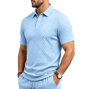 Vue détaillée du polo bleu clair pour hommes avec motif jacquard géométrique texturé