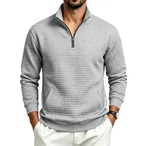 Detalle de la sudadera gris para hombre con media cremallera y textura de cuadros