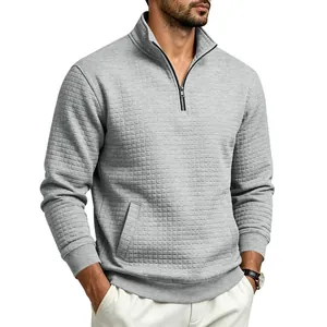 Vista detallada de sudadera de hombre gris con textura acolchada y media cremallera