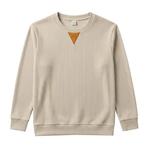 Close-up van een corduroy sweatshirt voor heren met een contrasterende bruine driehoekige patch
