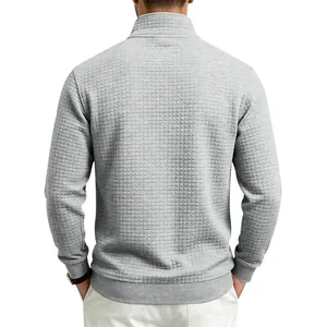 Vista trasera de sudadera gris con textura jacquard de cuadros para hombre, detalle