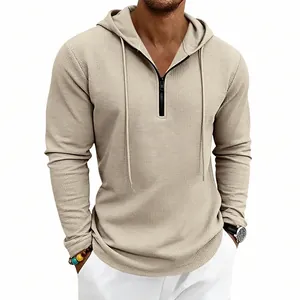 Dettaglio felpa con cappuccio in maglia a nido d'ape kaki da uomo con mezza zip e coulisse