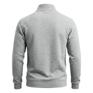 Vista trasera detallada de una sudadera gris de hombre con tejido jacquard de rejilla