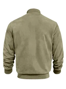 Vista posterior detallada de la chaqueta bomber de gamuza verde oliva para hombre con canalé.