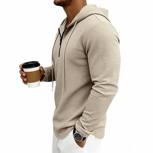 Dettaglio della texture della felpa con cappuccio in maglia waffle beige