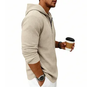 Vista dettagliata felpa con cappuccio waffle beige da uomo con mezza zip e coulisse
