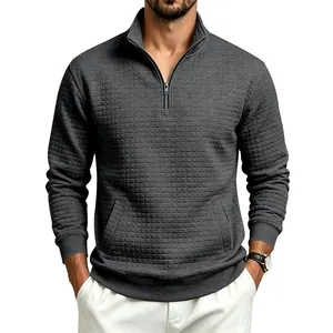 Detalle de sudadera para hombre gris oscuro con media cremallera y textura jacquard.