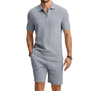 Détail de l'ensemble deux pièces polo zippé et short gaufré gris pour hommes chic