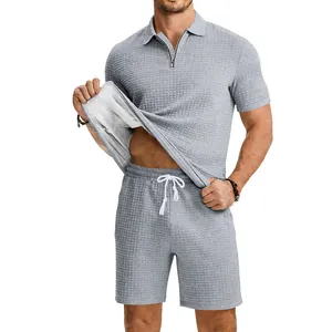 Gros plan sur le tissu jacquard gris et la doublure douce d'un ensemble polo pour hommes.