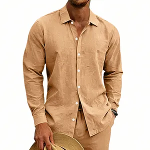 Nahaufnahme eines khakifarbenen Herren-Leinenhemdes mit stilvollem Button-Down-Kragen