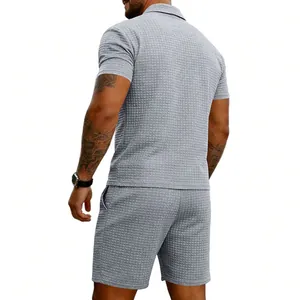 Vue arrière d'un ensemble polo et short gris en jacquard gaufré pour homme